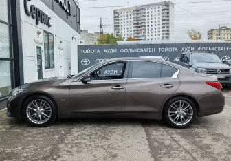 Подержанный автомобиль Infiniti Q50 2015 года (8 фото)