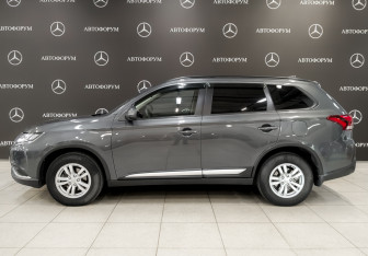 Подержанный автомобиль Mitsubishi Outlander 2022 года (8 фото)