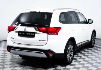 Подержанный автомобиль Mitsubishi Outlander 2018 года (5 фото)