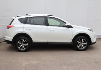Подержанный автомобиль Toyota RAV4 2016 года (7 фото)