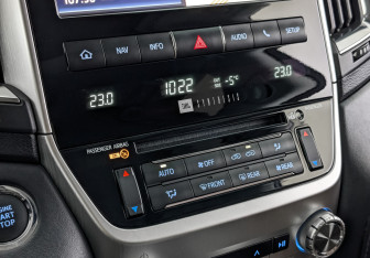 Подержанный автомобиль Toyota Land Cruiser Suv 2016 года (21 фото)