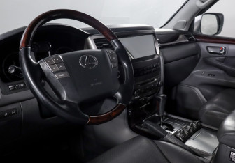Подержанный автомобиль Lexus LX 2008 года (15 фото)