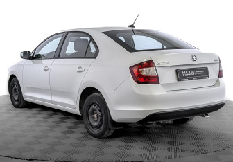 Подержанный автомобиль Skoda Rapid Liftback 2017 года (7 фото)