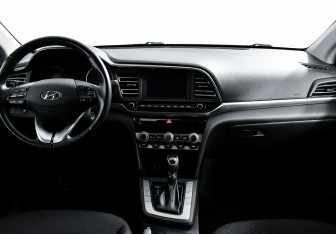 Подержанный автомобиль Hyundai Elantra Sedan 2019 года (8 фото)