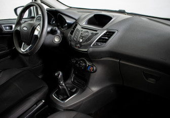 Подержанный автомобиль Ford Fiesta Sedan 2015 года (10 фото)