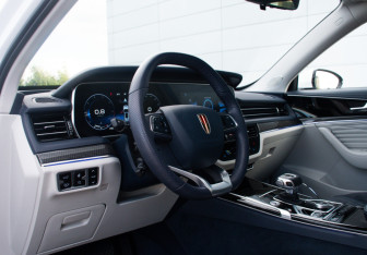 Подержанный автомобиль Hongqi HS5 2024 года (12 фото)