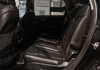 Подержанный автомобиль Audi Q7 2016 года (8 фото)