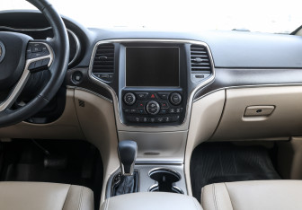 Подержанный автомобиль Jeep Grand Cherokee 2016 года (15 фото)