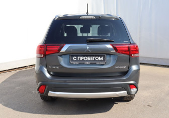 Подержанный автомобиль Mitsubishi Outlander 2015 года (5 фото)