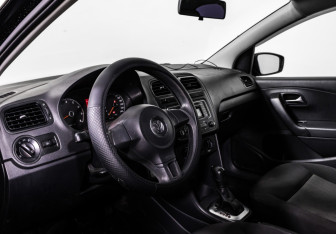Подержанный автомобиль Volkswagen Polo Sedan 2012 года (11 фото)