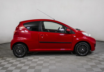Подержанный автомобиль Peugeot 107 2010 года (4 фото)