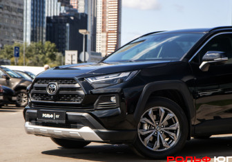 Подержанный автомобиль Toyota RAV4 2025 года (16 фото)