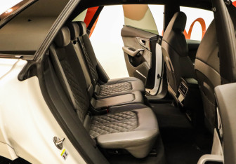 Подержанный автомобиль Audi Q8 2018 года (16 фото)