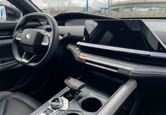 Подержанный автомобиль Changan UNI-V 2023 года (9 фото)