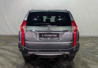 Подержанный автомобиль Mitsubishi Pajero Sport 2017 года (5 фото)