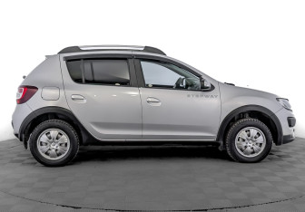 Подержанный автомобиль Renault Sandero 2018 года (4 фото)