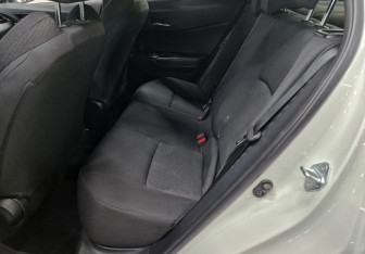 Подержанный автомобиль Toyota C-HR 2019 года (17 фото)