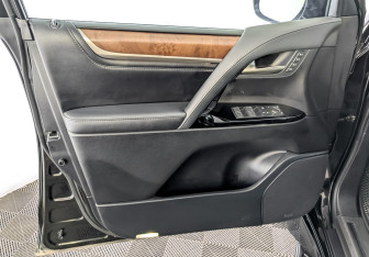 Подержанный автомобиль Lexus LX 2020 года (19 фото)