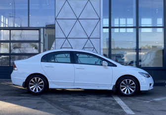 Подержанный автомобиль Honda Civic Sedan 2009 года (4 фото)