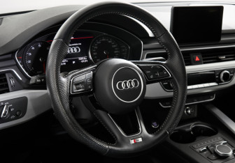 Подержанный автомобиль Audi A4 Sedan 2019 года (13 фото)