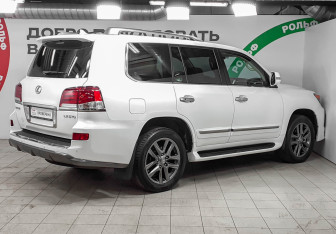 Подержанный автомобиль Lexus LX 2014 года (4 фото)