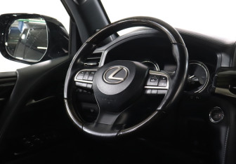 Подержанный автомобиль Lexus LX 2016 года (15 фото)