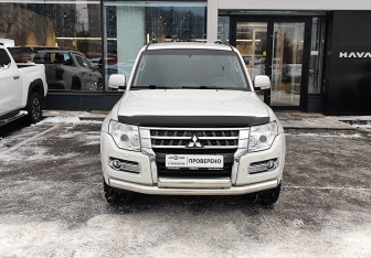 Подержанный автомобиль Mitsubishi Pajero 2015 года (2 фото)