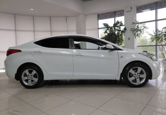 Подержанный автомобиль Hyundai Elantra Sedan 2013 года (4 фото)