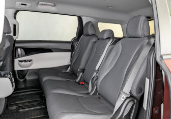 Подержанный автомобиль Kia Carnival 2022 года (12 фото)