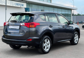 Подержанный автомобиль Toyota RAV4 2014 года (5 фото)