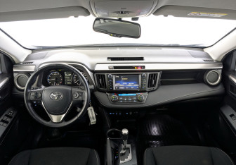 Подержанный автомобиль Toyota RAV4 2017 года (14 фото)