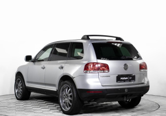 Подержанный автомобиль Volkswagen Touareg 2004 года (7 фото)