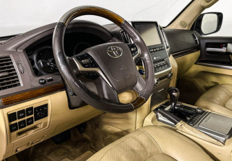 Подержанный автомобиль Toyota Land Cruiser Suv 2016 года (13 фото)