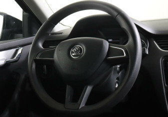 Подержанный автомобиль Skoda Octavia Liftback 2015 года (11 фото)