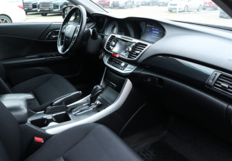 Подержанный автомобиль Honda Accord Sedan 2013 года (9 фото)