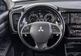 Подержанный автомобиль Mitsubishi Outlander 2014 года (21 фото)