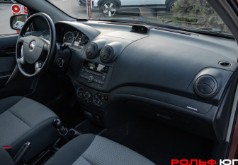 Подержанный автомобиль Chevrolet Aveo Hatchback 2011 года (7 фото)