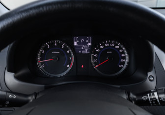 Подержанный автомобиль Hyundai Solaris Hatchback 2015 года (13 фото)