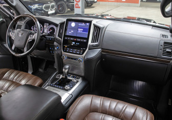 Подержанный автомобиль Toyota Land Cruiser Suv 2019 года (11 фото)
