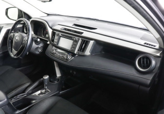 Подержанный автомобиль Toyota RAV4 2015 года (10 фото)