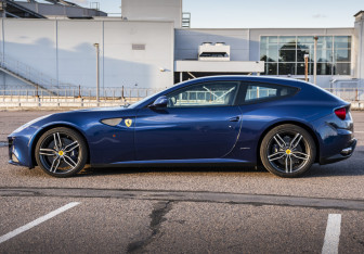 Подержанный автомобиль Ferrari FF 2015 года (12 фото)
