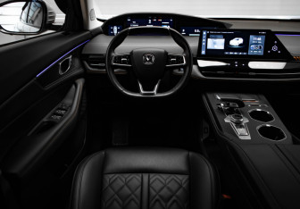 Подержанный автомобиль Changan UNI-K 2024 года (9 фото)