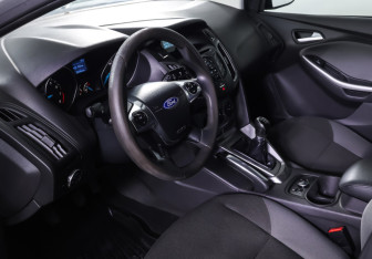 Подержанный автомобиль Ford Focus Hatchback 2013 года (15 фото)