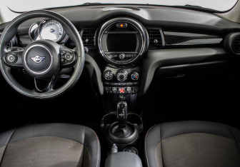 Подержанный автомобиль MINI Hatch 2020 года (11 фото)