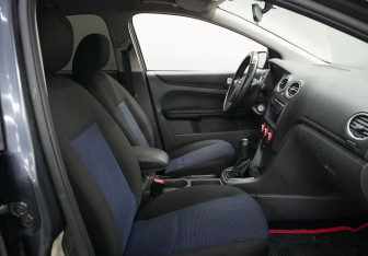 Подержанный автомобиль Ford Focus Hatchback 2005 года (10 фото)