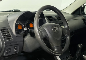 Подержанный автомобиль Toyota Corolla Sedan 2008 года (10 фото)