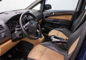 Подержанный автомобиль Opel Zafira Compactvan 2011 года (10 фото)