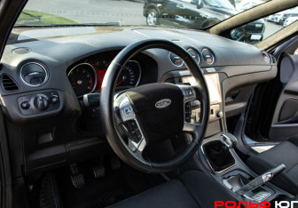 Подержанный автомобиль Ford S-MAX 2006 года (12 фото)