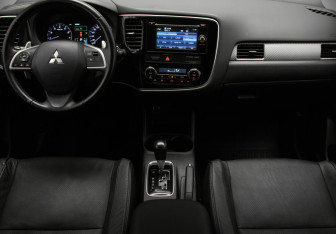 Подержанный автомобиль Mitsubishi Outlander 2014 года (20 фото)