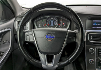 Подержанный автомобиль Volvo S60 2014 года (25 фото)